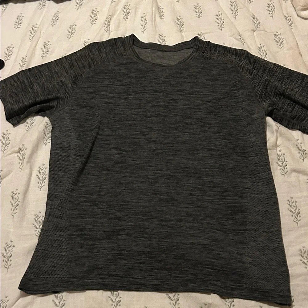 lululemon athletica Men's Short-Sleeve Crew in Heather Charcoal - Picture 1 of 3